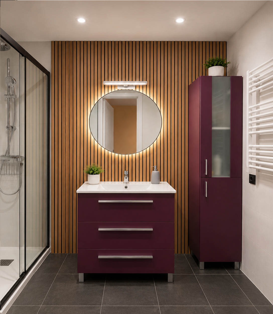 Zona de lavabo del baño con espejo redondo e iluminación cálida