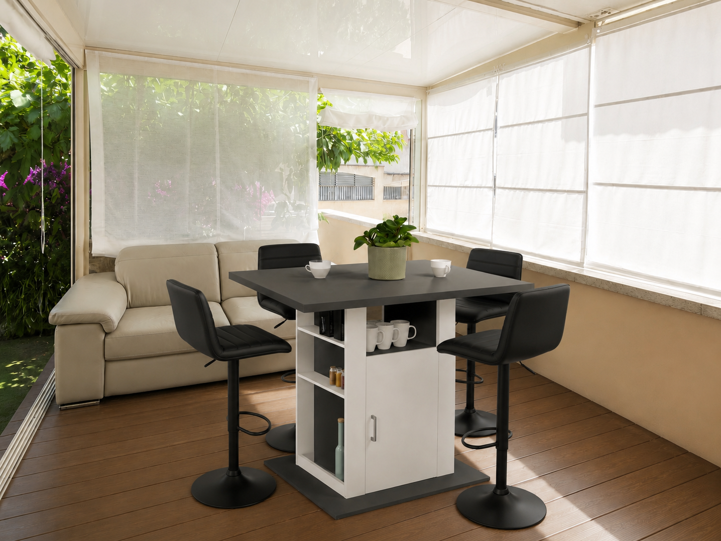 Comedor exterior cubierto con sofá y mesa alta