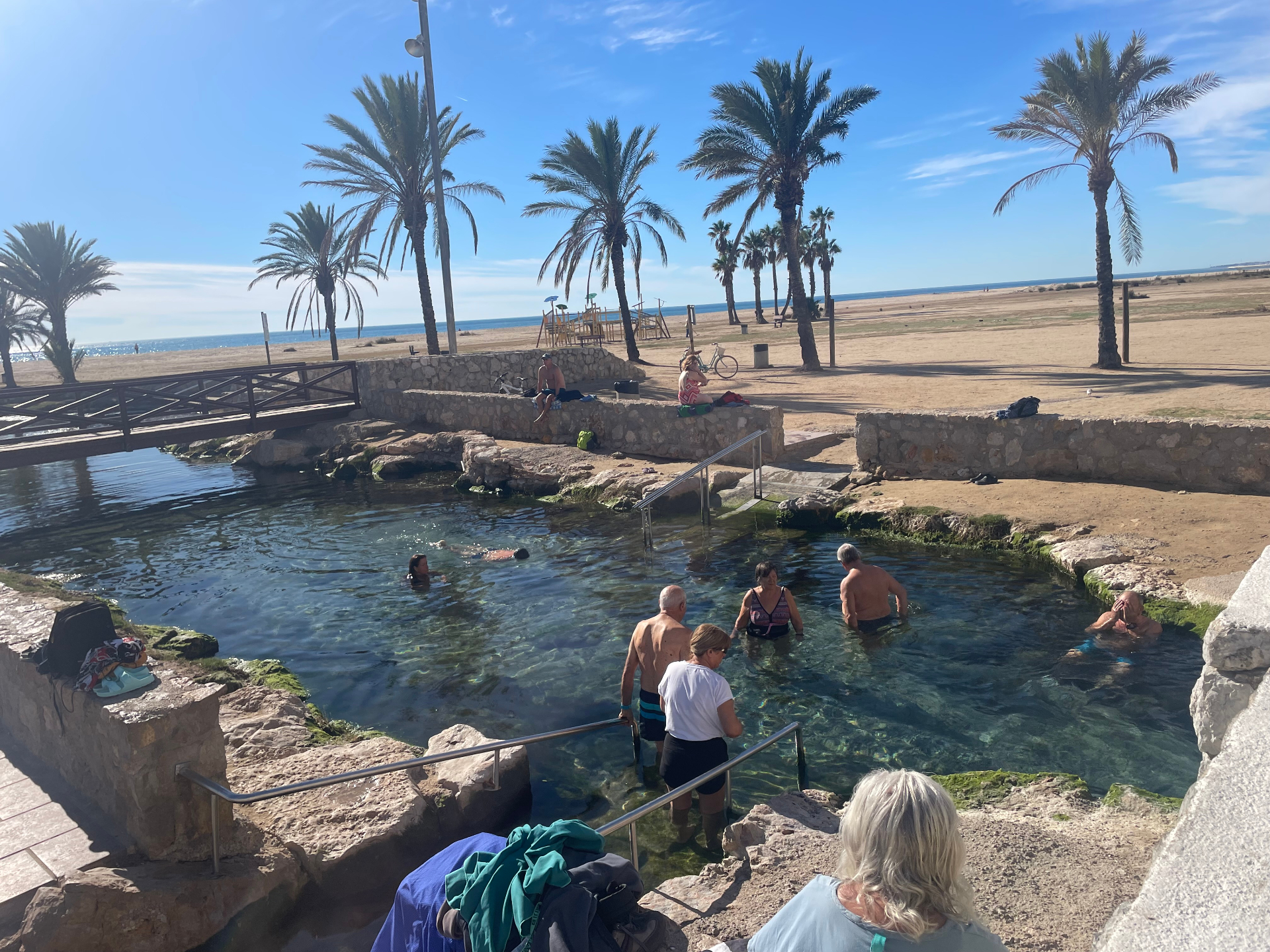 Zona de agua junto al paseo marítimo y la playa de Comarruga