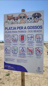 Cartel informativo de la playa para perros cercana