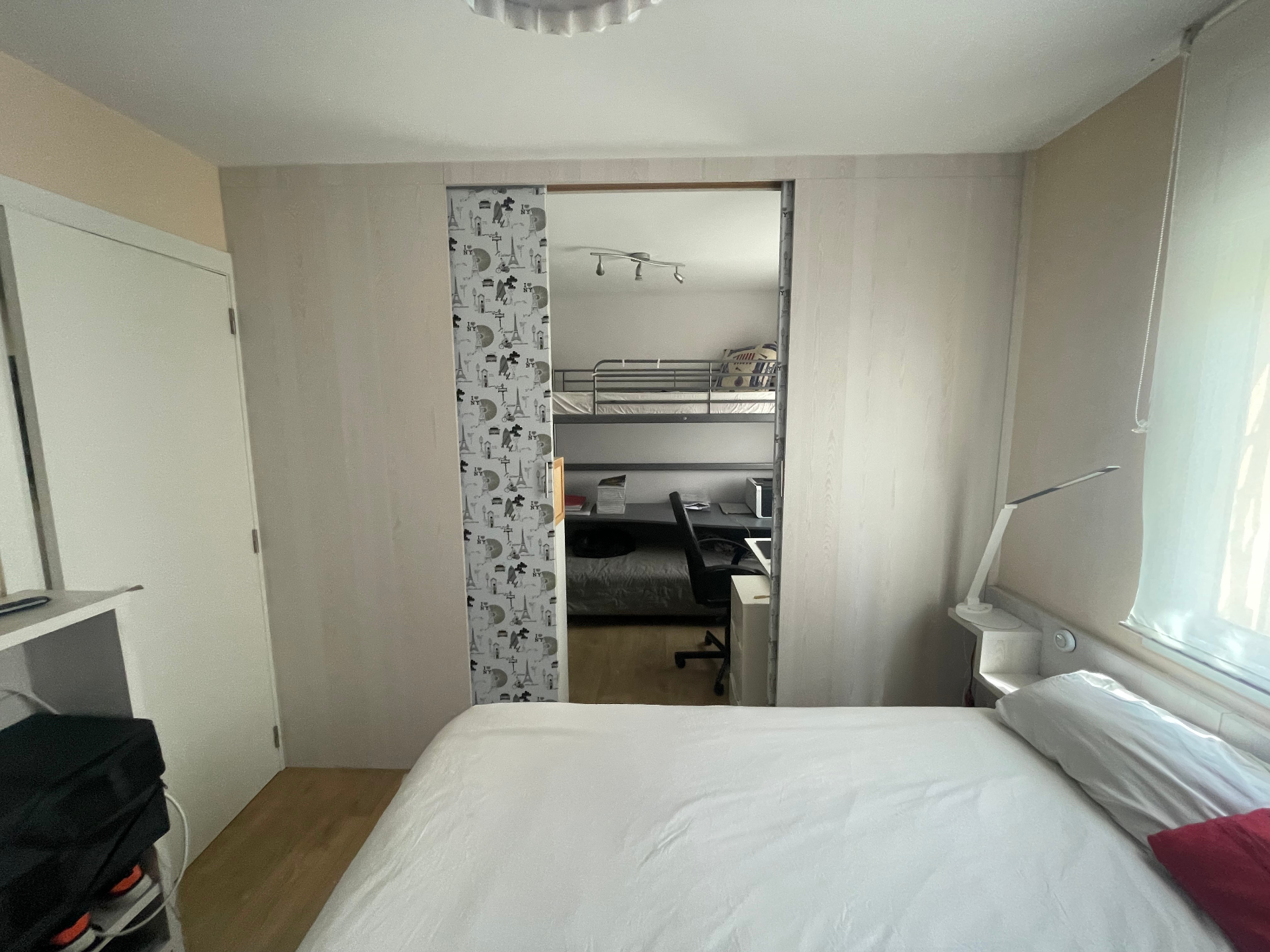 Dormitorio conectado con zona de camas y escritorio