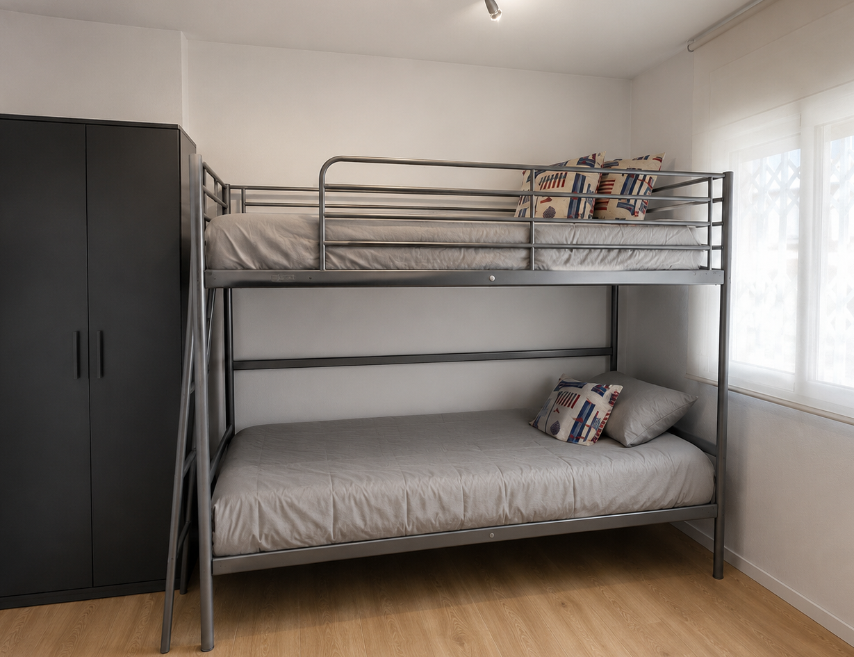 Segunda habitación con litera y armario