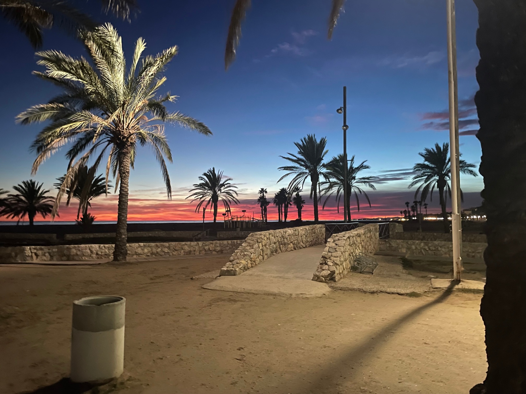 Playa y paseo marítimo de Comarruga al atardecer