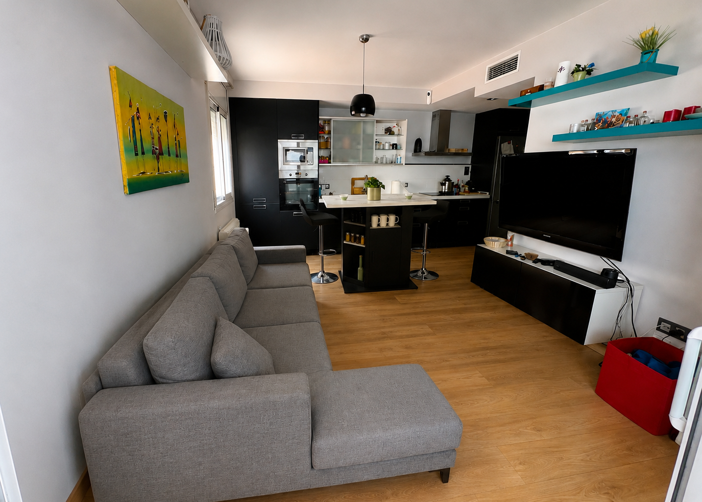 Salón comedor moderno y luminoso del apartamento